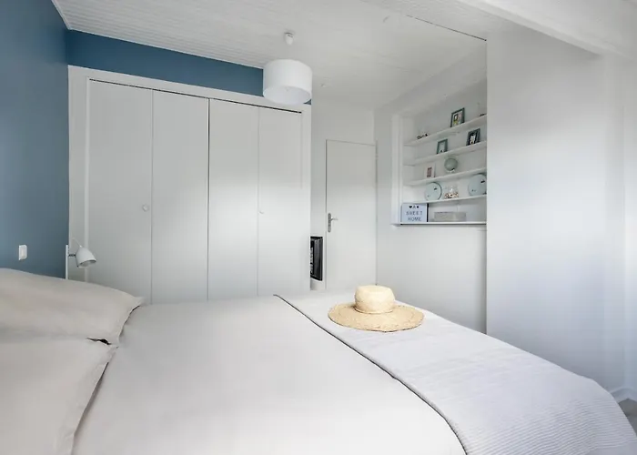 A 300m De La De Ste Marie S/mer